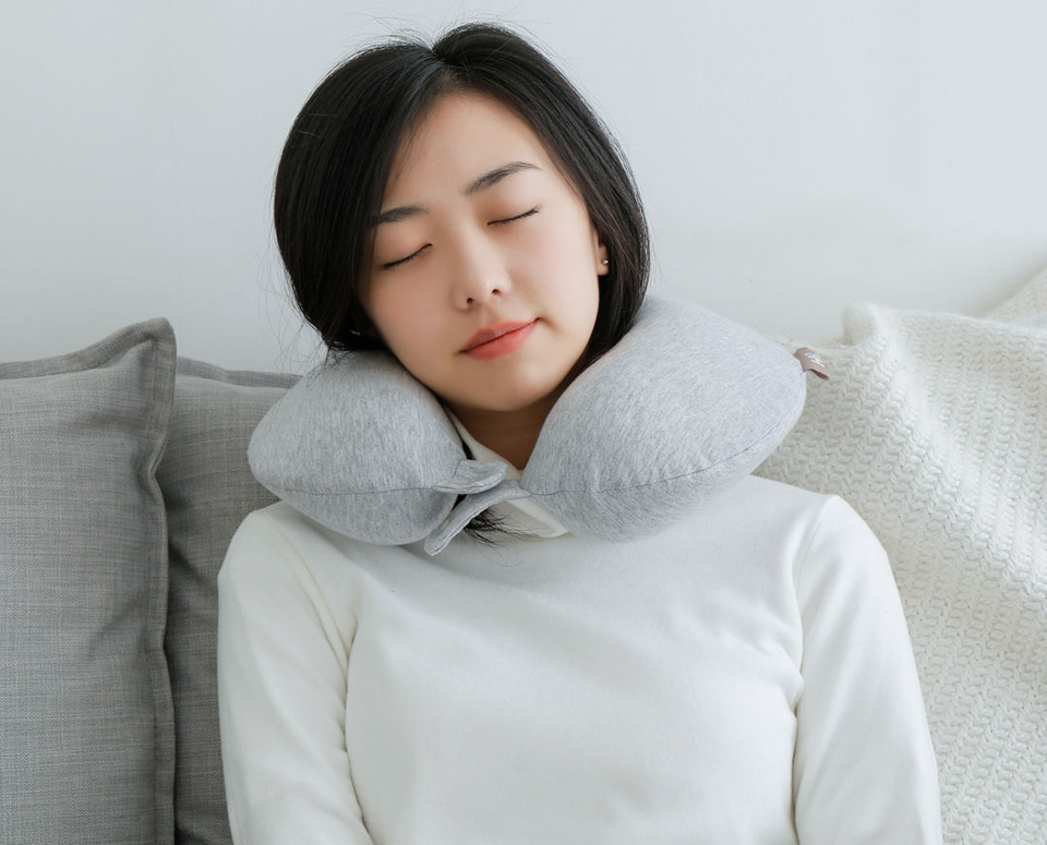Ортопедична подушка підголовник Xiaomi 8H Neck pillow Us у дівчини на шиї