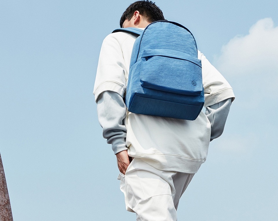 Рюкзак Xiaomi Runmi 90 Ninetygo Youth College Backpack у хлопця на спині