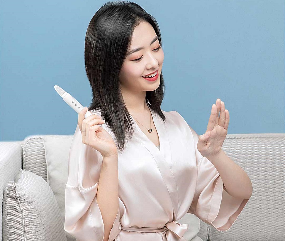 Електрична пилочка для нігтів Xiaomi ShowSee B2 White у дівчини в руках
