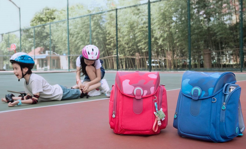 Рюкзак Mi Multi-functional children bag діти з рюкзаками на спортивному майданчику