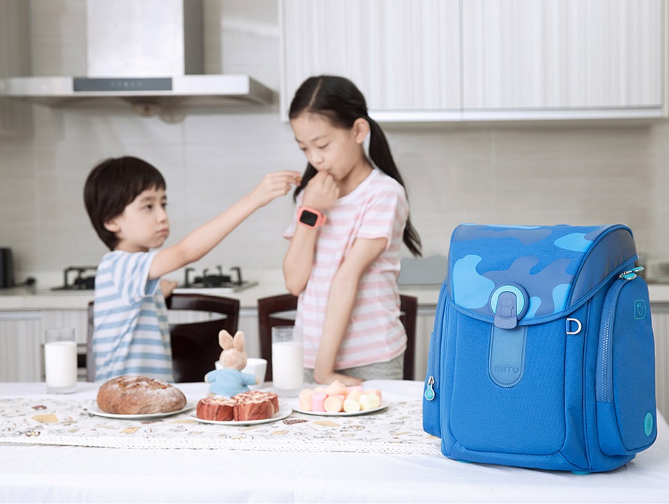 Рюкзак Mi Multi-functional children bag діти на кухні з ранцем