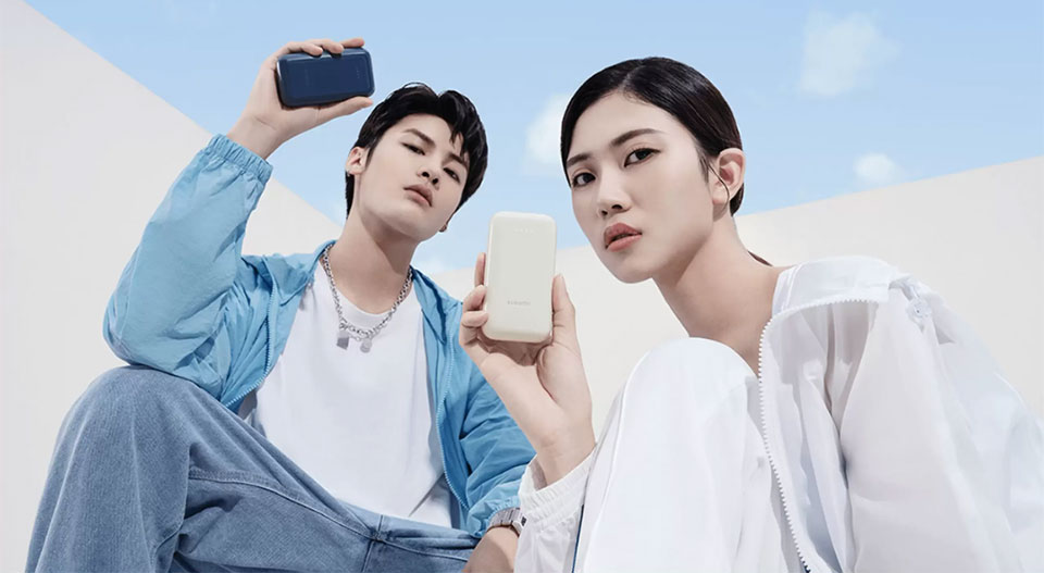  Xiaomi Mi Power Bank 10000mAh 33W Pocket Version Pro Blue (PB1030ZM, BHR5785GL)  павербанк в руках