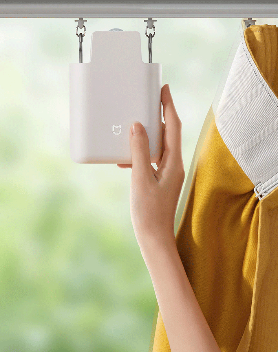 Умный электропривод для штор Xiaomi Mijia Curtain Companion Rod Vers в руке