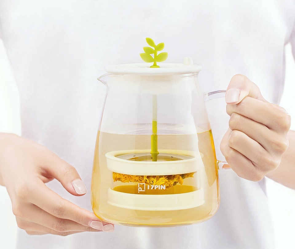 Набір для чаю 17PIN Tea Fun Pot Set Чайник 800ml + склянки 4 * 95ml в руці користувача