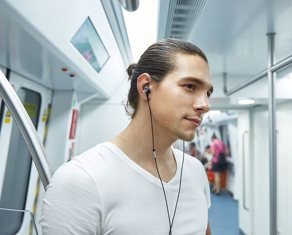 Наушники 1MORE Dual Driver ANC Lightning In-Ear Headphones парень в наушниках