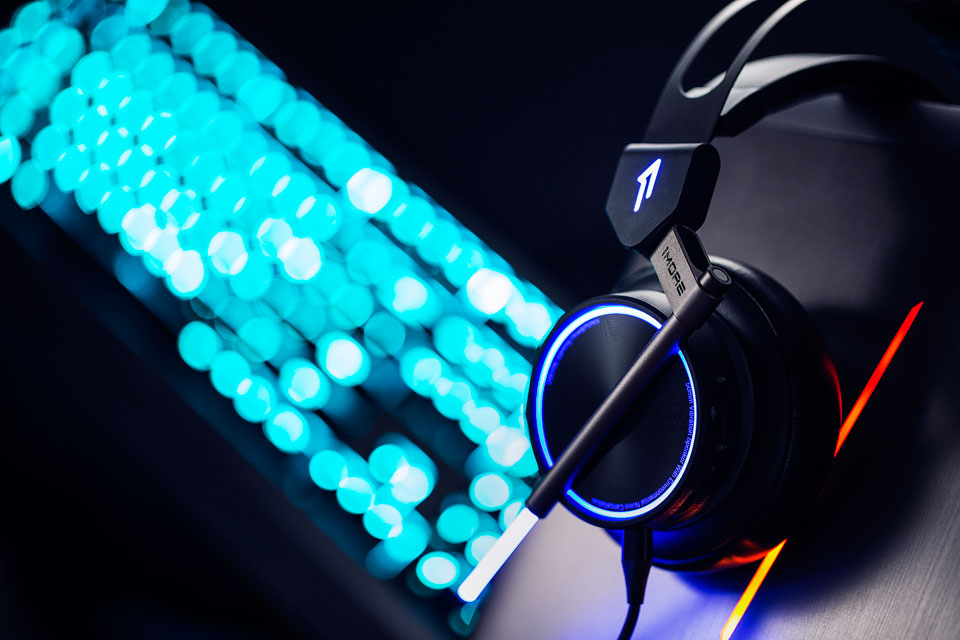 1MORE Spearhead VRX Gaming Headphones яскрава підсвітка