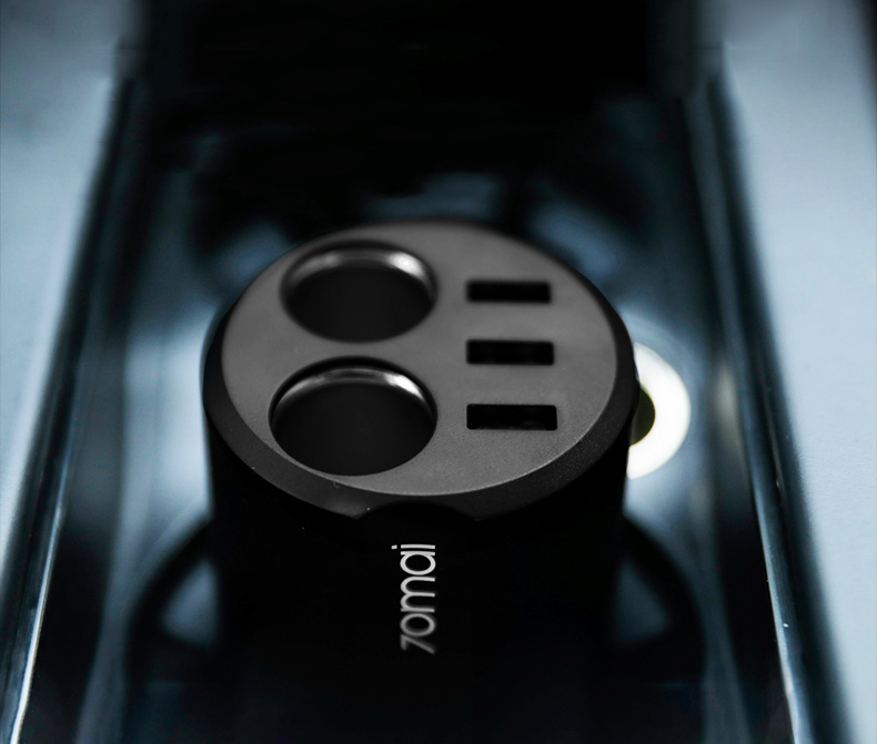 Автомобильное зарядное устройство 70Mai Car charger 3USB Black CC01 в салоне авто