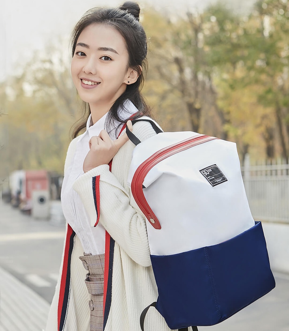 Рюкзак 90FUN Lecturer casual backpack дівчина з рюкзаком