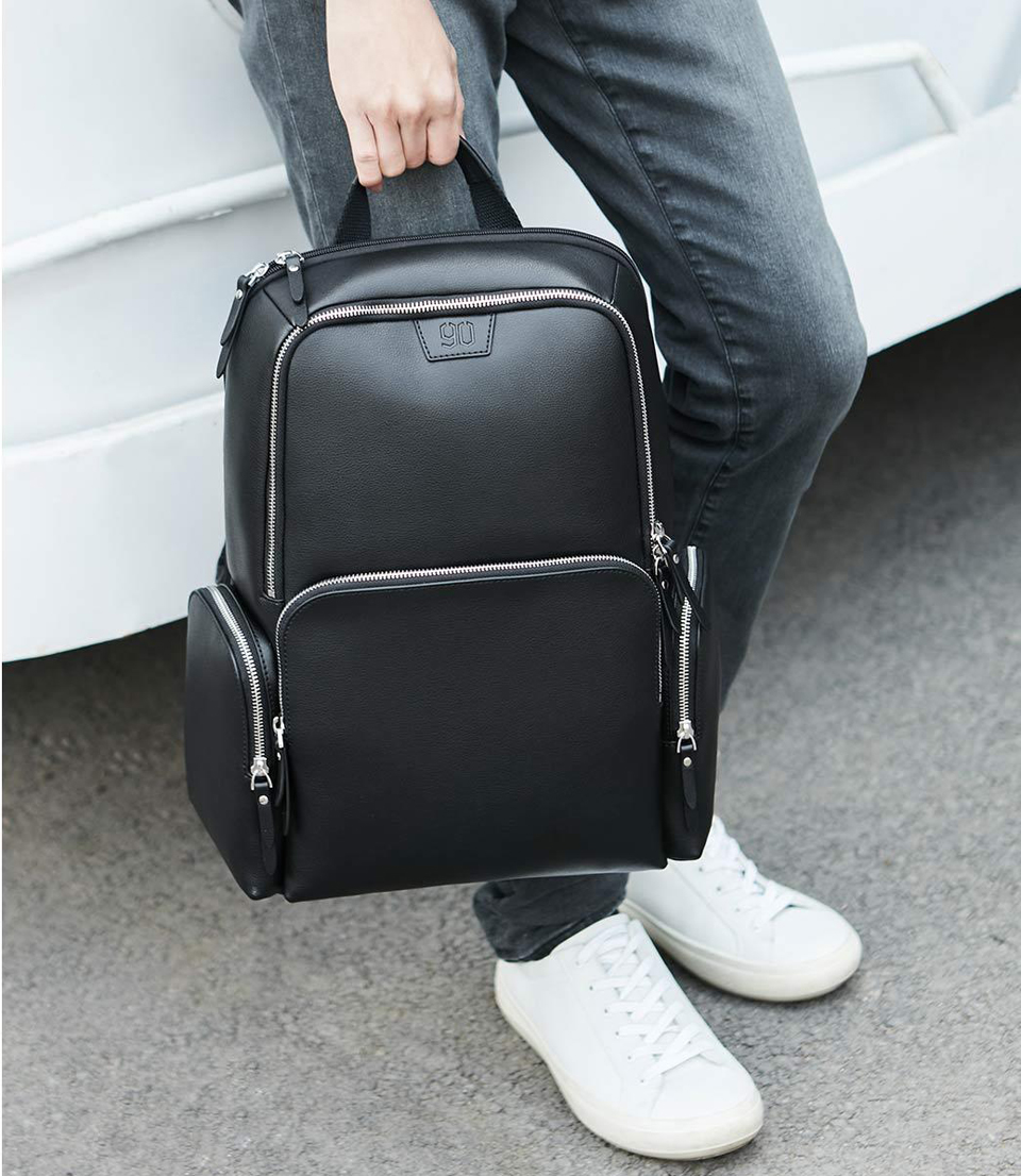 Рюкзак 90FUN Popular backpack в руке пользователя