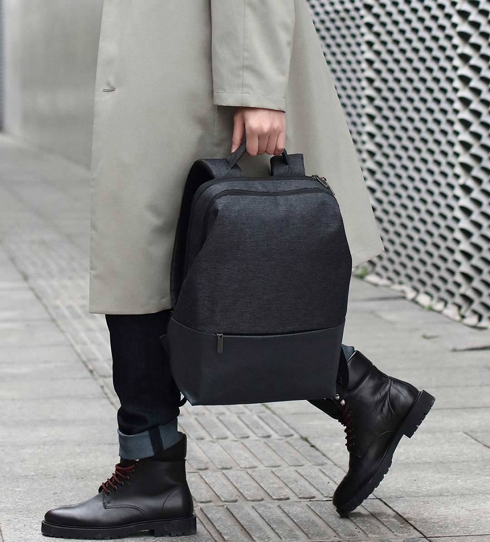 Рюкзак 90FUN Urban Simple Shoulder Bag в руке у пользователя