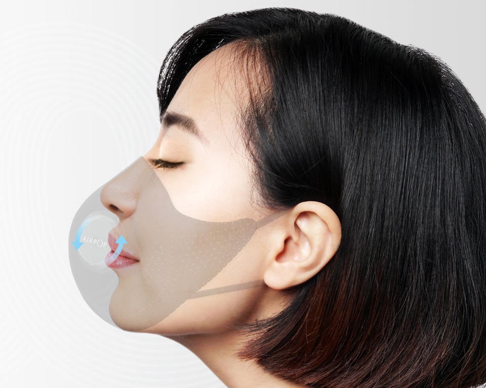 Маска для очищення повітря AirPOP Light 360 ° на обличчі користувача
