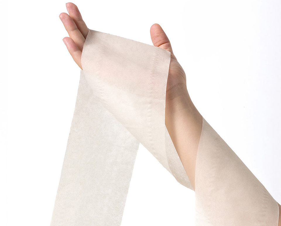 Бамбуковая антибактериальная бумага WURO 160g в руке пользователя