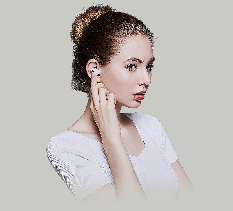 Bluetooth headset QCY Q26 дівчиною з гарнітурою у вусі