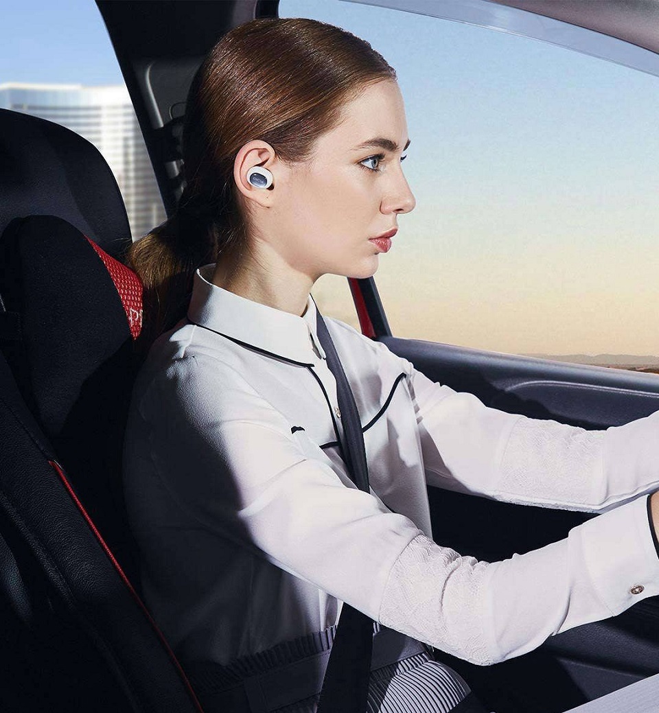Bluetooth headset QCY Q26 девушка за рулем автомобиля