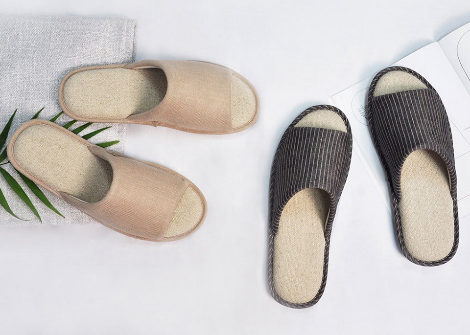 Тапочки кімнатні Bu-Ye Cotton Home slippers в двох кольорах розташовані на килимі