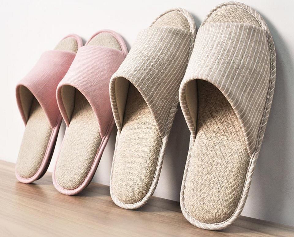 Тапочки кімнатні Bu-Ye Cotton Home slippers біля стіни