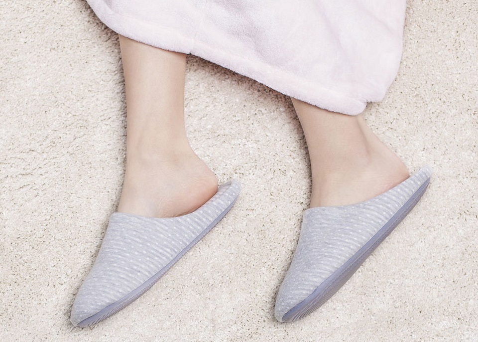 Тапочки кімнатні Bu-Ye Cotton Home slippers на килимі