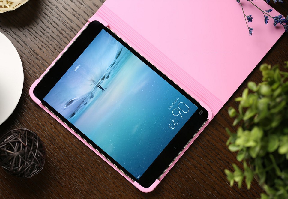 Чехол Smart Case для планшетов Xiaomi Mi Pad 2 планшет в чехле лежит на столе