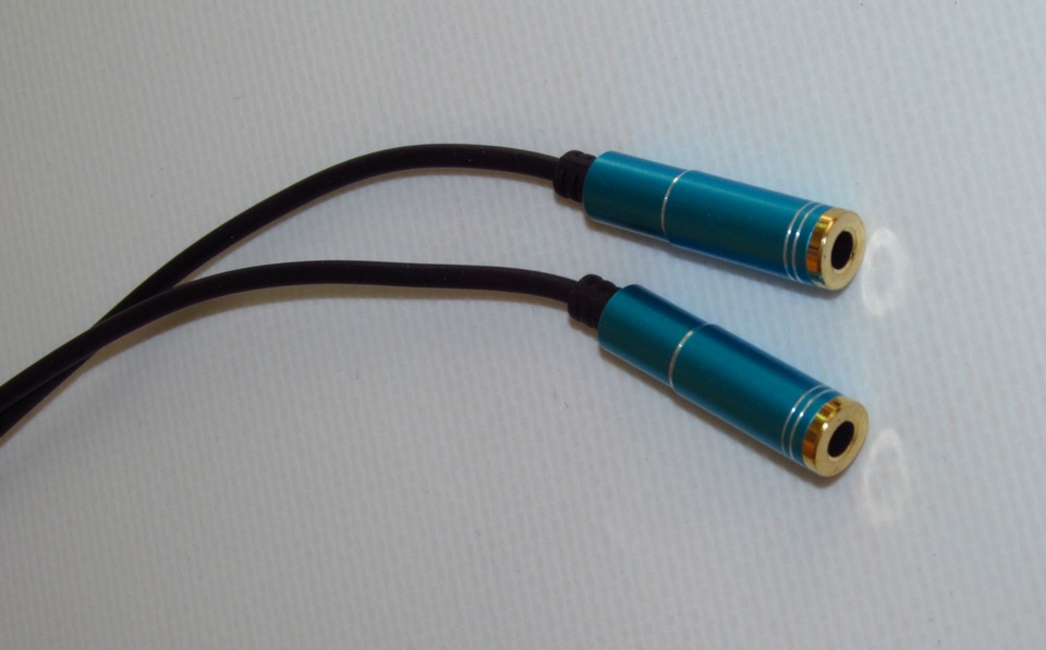 Dual Splitter for 2 listeners blue