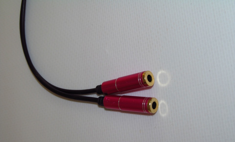 Dual Splitter for 2 listeners pink