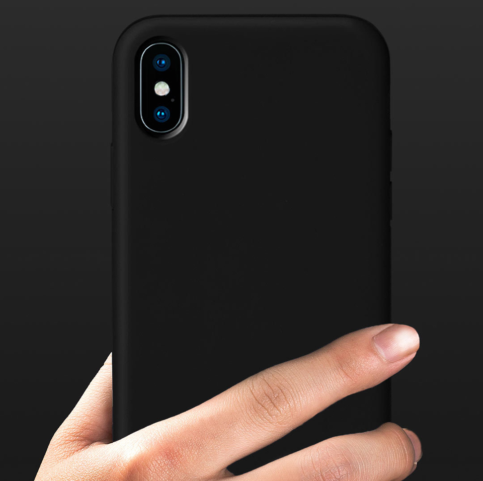 Чохол накладка Guildford Liquid Silicone Magnetic Plug iPhone X в руці користувача