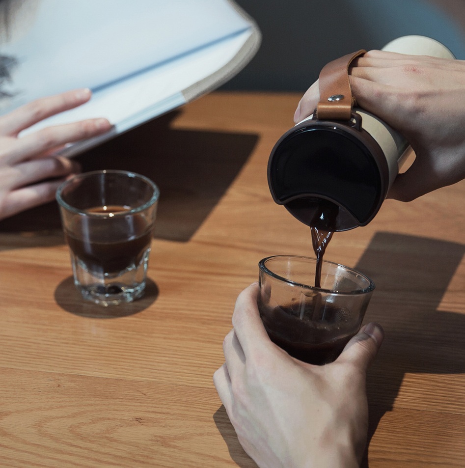 KissKissFish MOKA Smart Coffee Tumbler удобно держать в руке