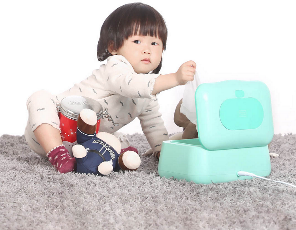 Нагреватель полотенец Kola Mama Ultra Warm Wipers KEJ01 ребенок достает салфетку
