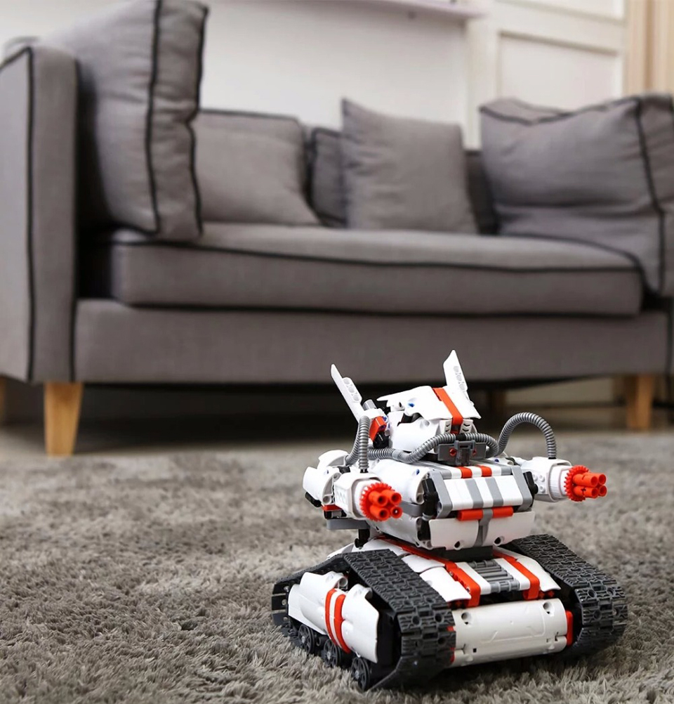 Іграшка трансформер Mi Robot Rover на килимі