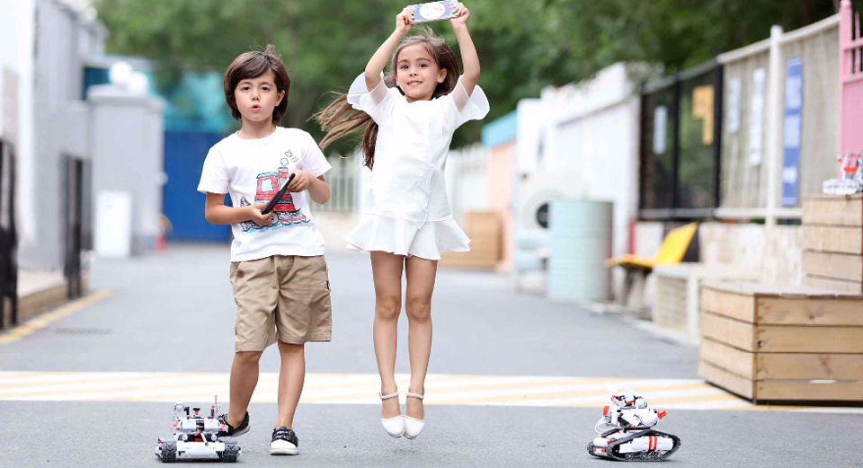 Іграшка трансформер Mi Robot Rover діти грають на вулиці