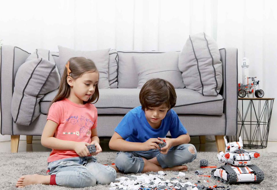 Іграшка трансформер Mi Robot Rover діти грають в кімнаті