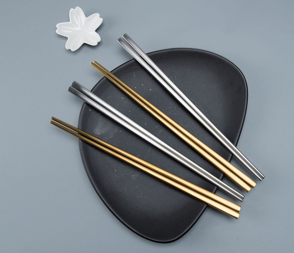 Палички для їжі металеві Maison Maxx Metal Chopsticks комплект крупним планом