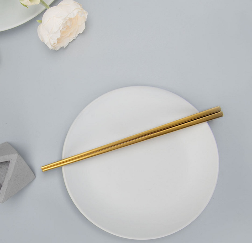 Палички для їжі металеві Maison Maxx Metal Chopsticks на тарілці