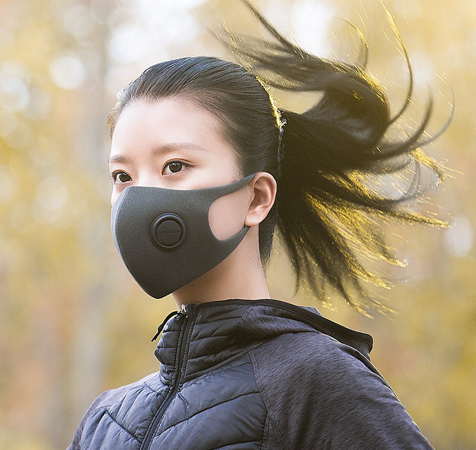 Маска для очистки воздуха SmartMi Black 3pcs девушка бегает