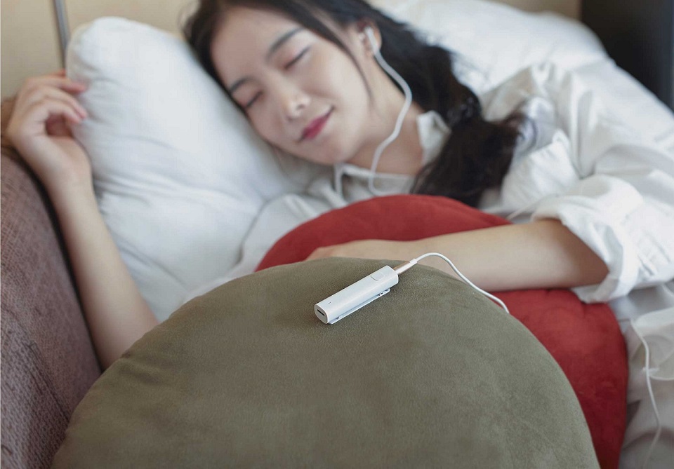 Mi Bluetooth Audio Receiver White дівчина відпочиває і слухає музику