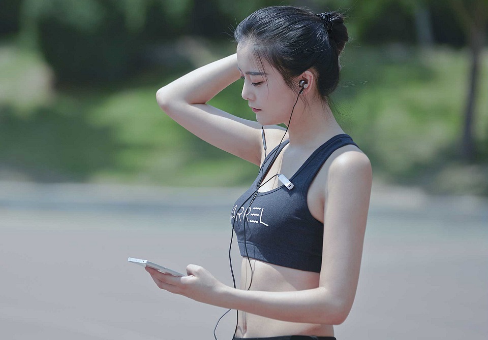 Mi Bluetooth Audio Receiver White дівчина з закріпленому на футболці ресивером