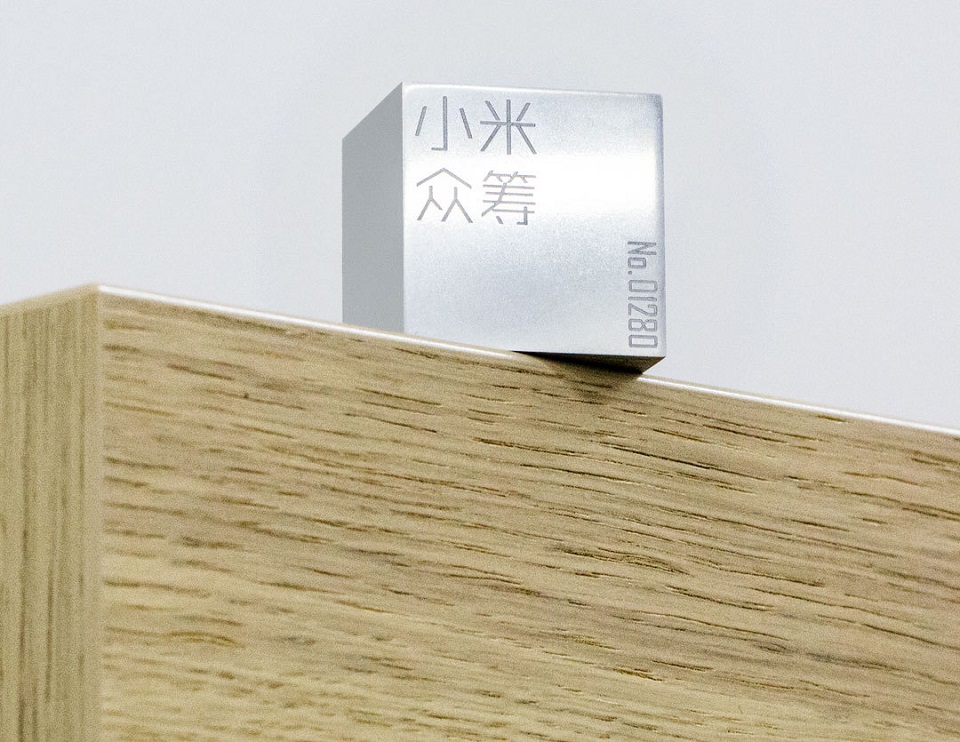 Сувенір Mi Commemorative cube limited edition на поверхні