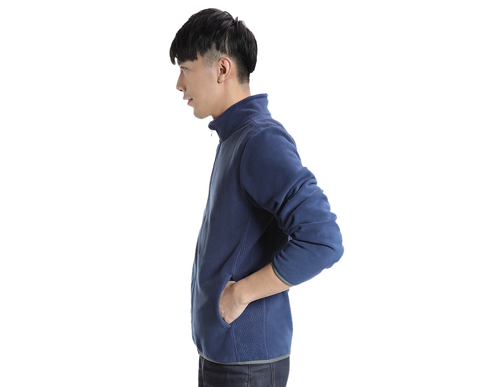 Mi Fleece jacket із зображенням чоловіка в темно-синій кофті вид збоку