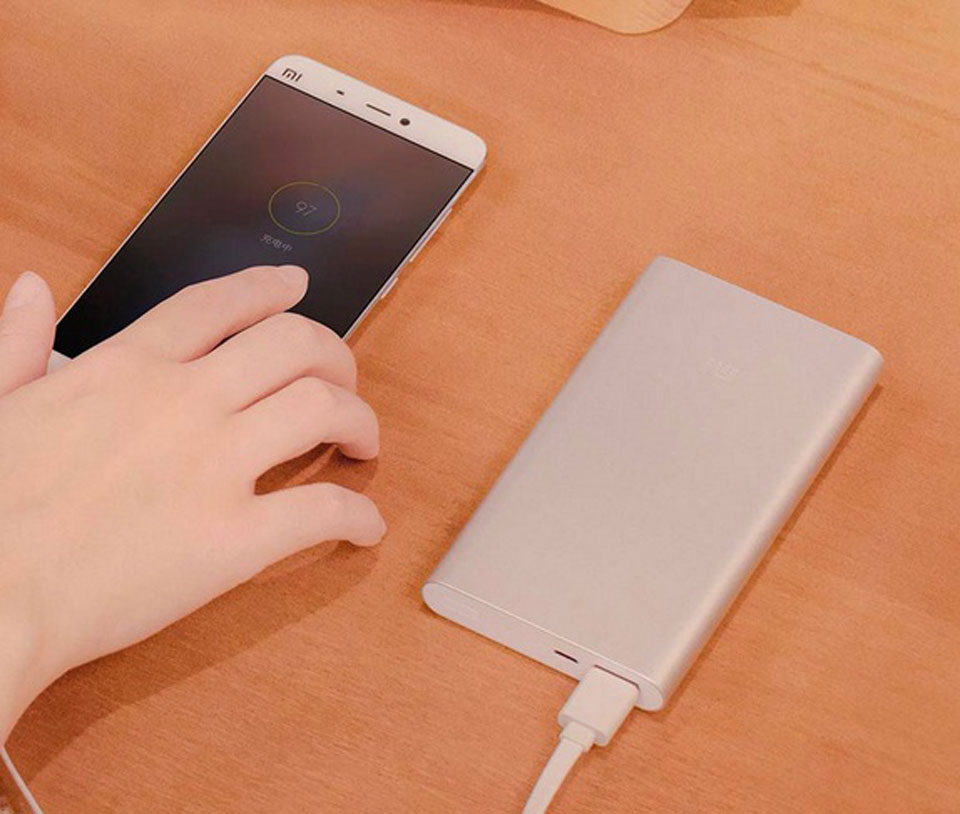 Внешний аккумулятор Mi Power Bank 2 заряжает смартфон Xiaomi