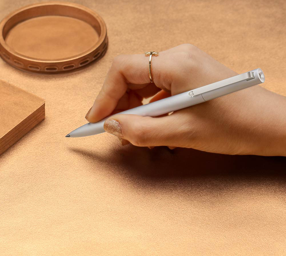 Змінний стрижень Mijia for Metal Pen Refill в руці користувача