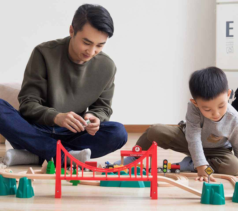Дерев'яна залізниця Mitu Toy Train Set 63 Pcs тато з сином грають