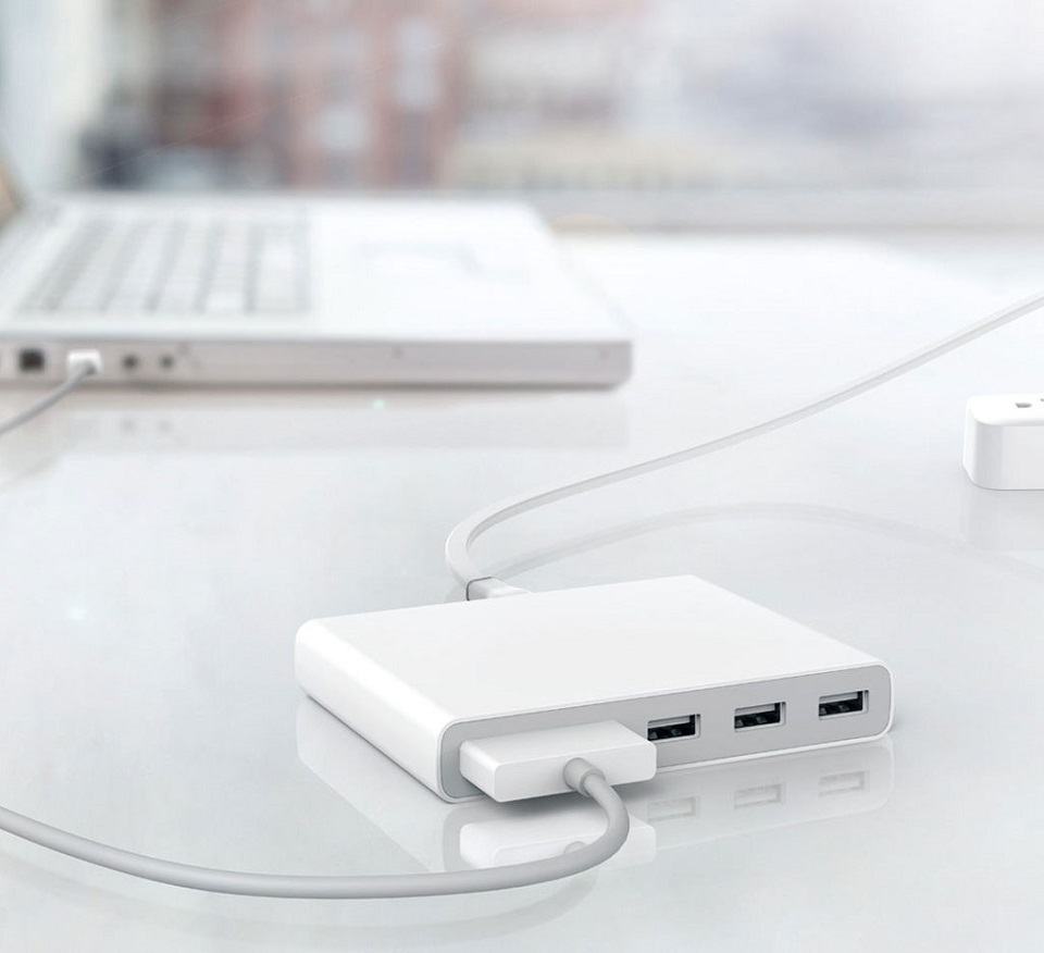 Зарядное устройство Multi USB port power adaptor 5 USB White подключен к ноутбуку
