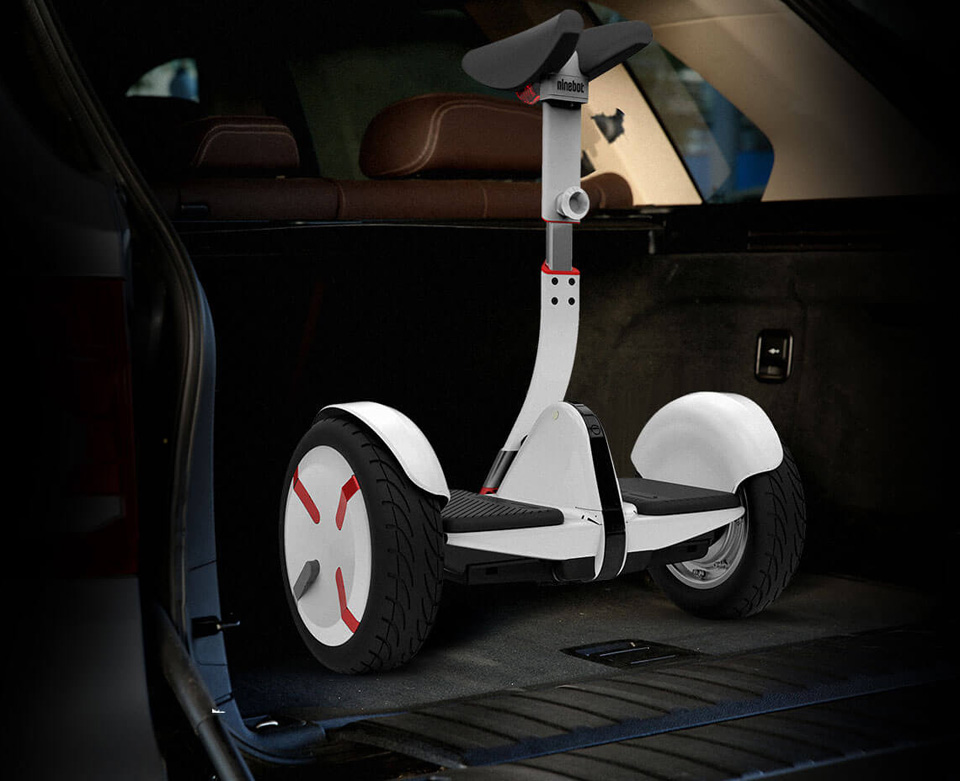 Самобалансуючий скутер Ninebot mini Pro в багажнику авто