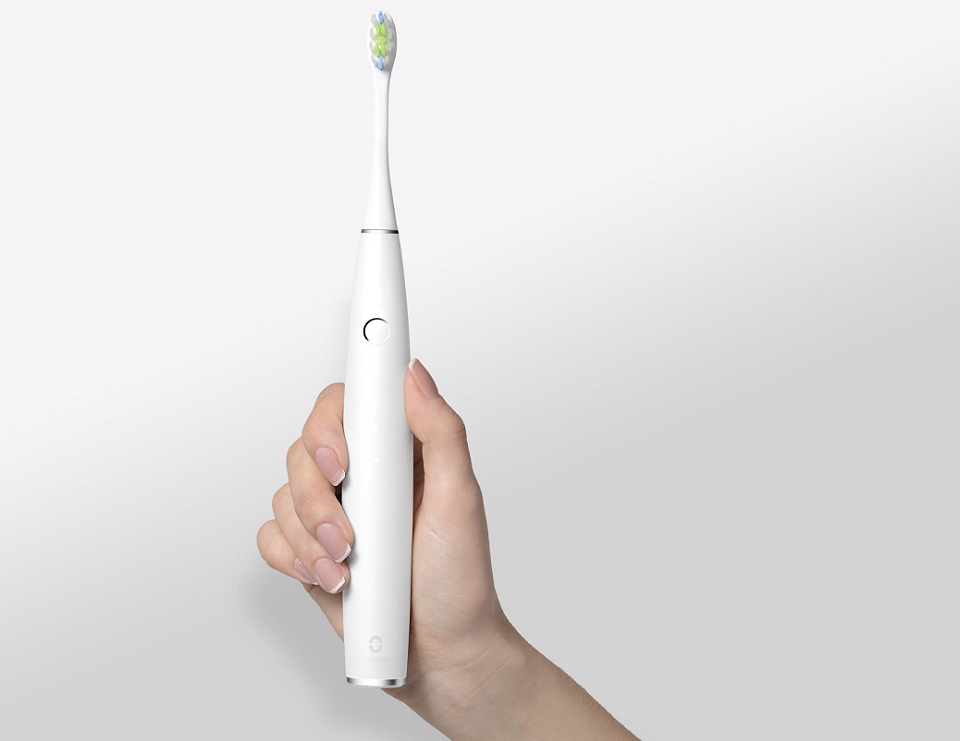 Електрична зубна щітка Oclean One в руці користувача