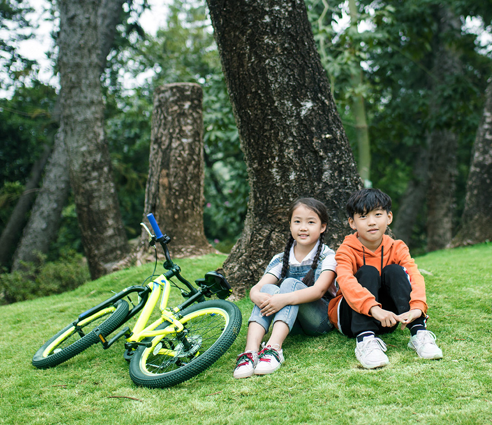 Велосипед Qicycle XC200 дети отдыхают на природе