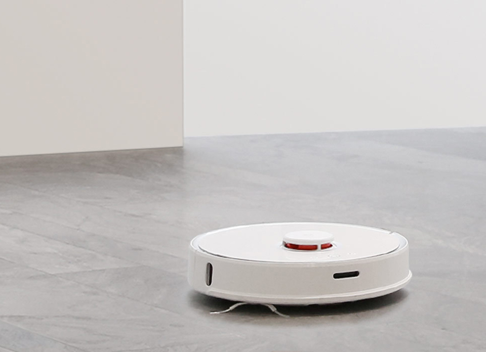 Робот-пилосос RoboRock Sweep One Vacuum Cleaner на підлозі