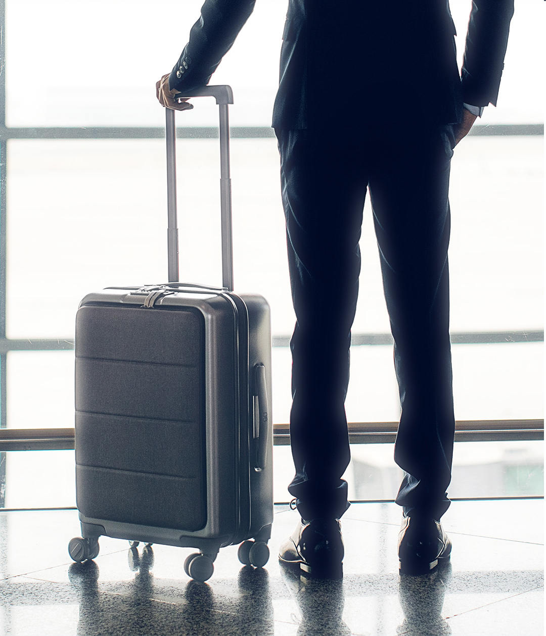 RunMi 90 Commercial Suitcase Titanium Gray 20 зручная валіза