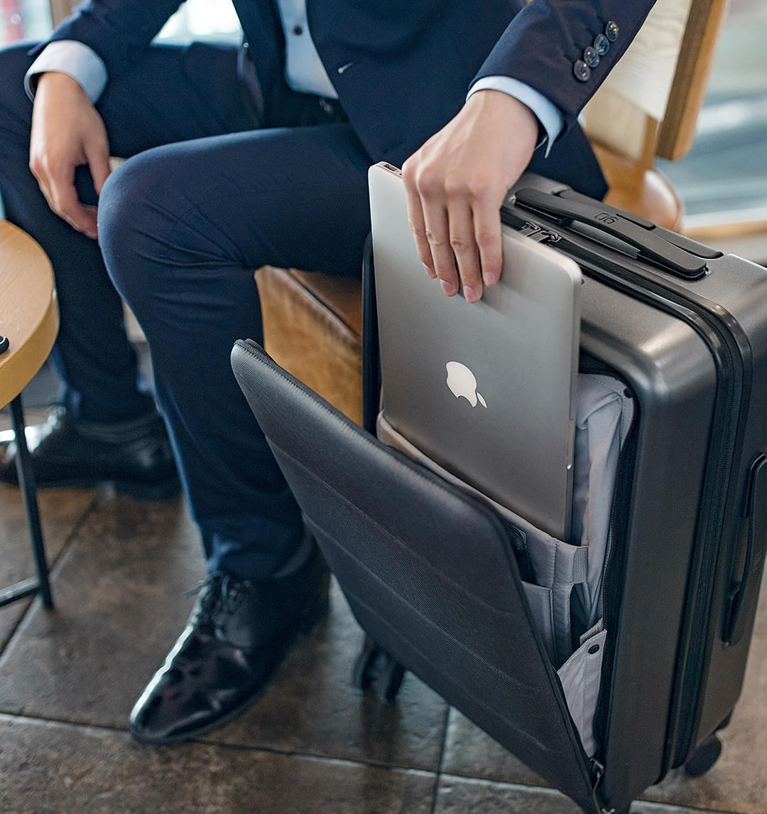 RunMi 90 Commercial Suitcase Titanium Gray 20 валіза з бічним відділенням