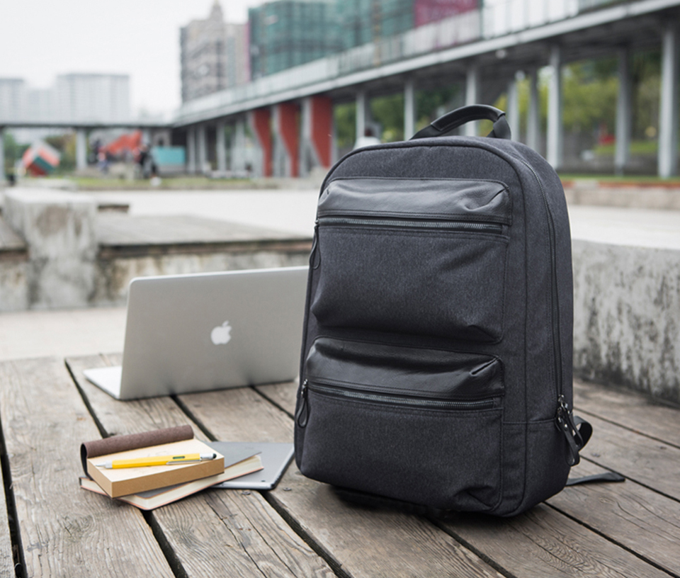 Рюкзак RunMi 90 Points Business Multi-function Backpack на тлі девайсів