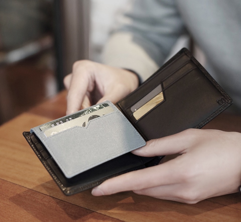 Гаманець шкіряний RunMi 90 Points Folded Wallet в руках користувача