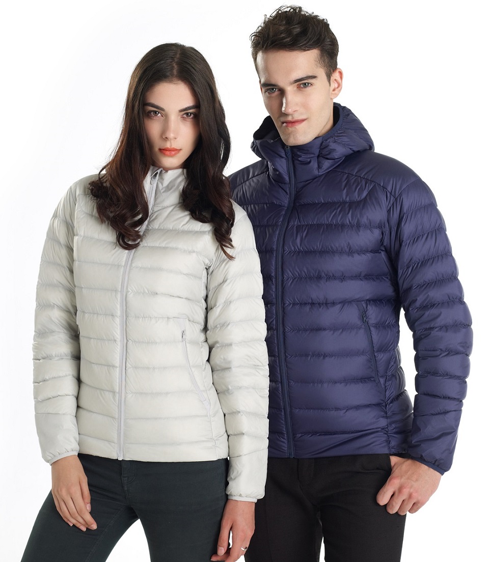 Куртка RunMi 90 points Feather coat із зображенням чоловіка і жінки в куртках синього і світло-сірого кольору